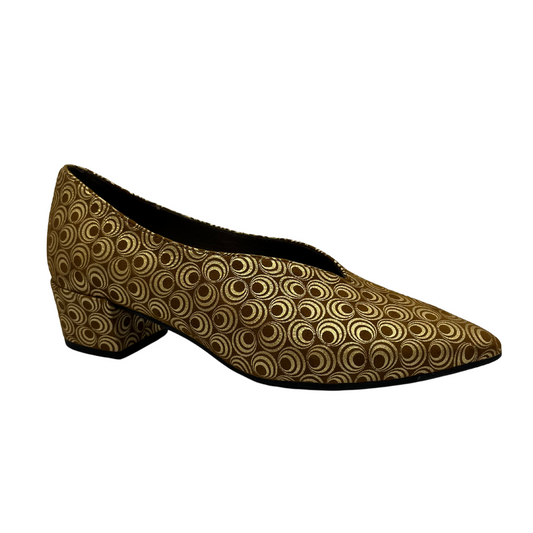 Right facing view of metallic gold patterned pump with pointed toe and wrapped block heel.