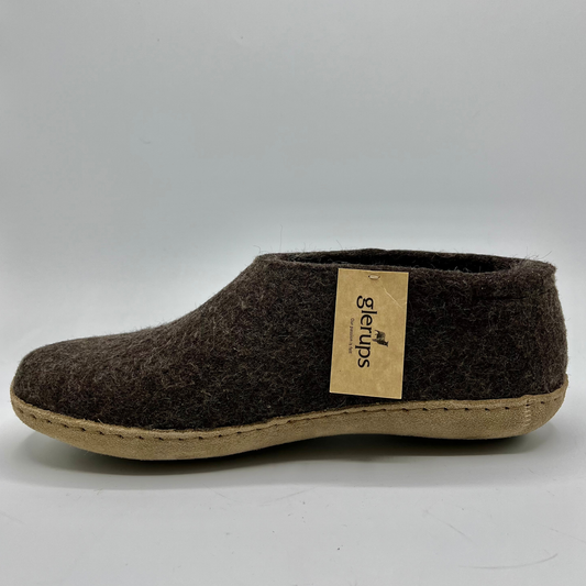 Brown slipper with a 'glérups' label on a white background
