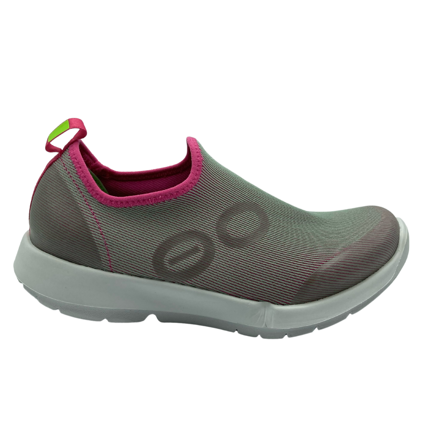 Right facing view of mesh athletic sneaker with fuchsia trip around ankle and fuchsia pull on tab