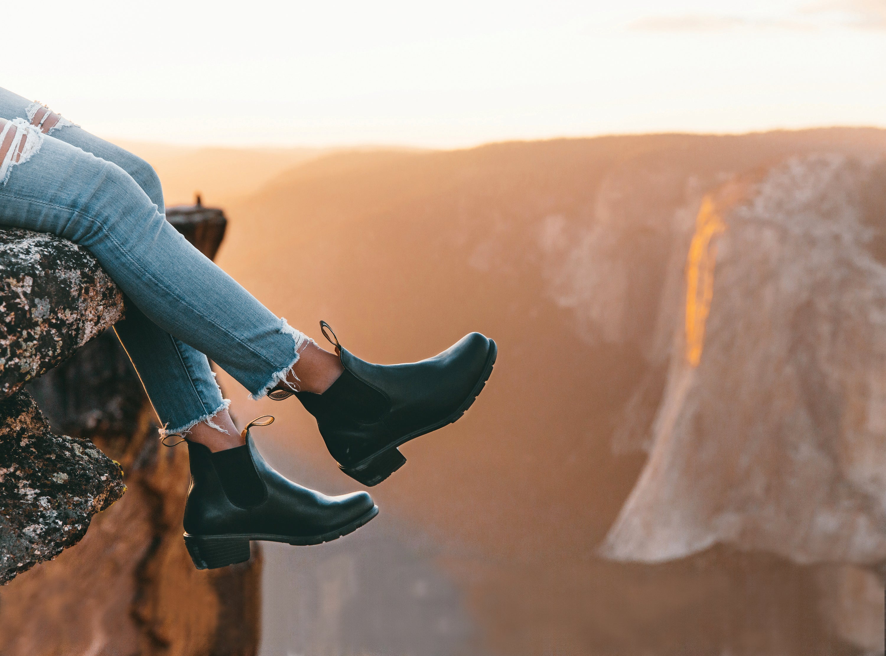 Woman wearing Blundstone Heel Hero Lighenboots, sitting at the edge of a cliff