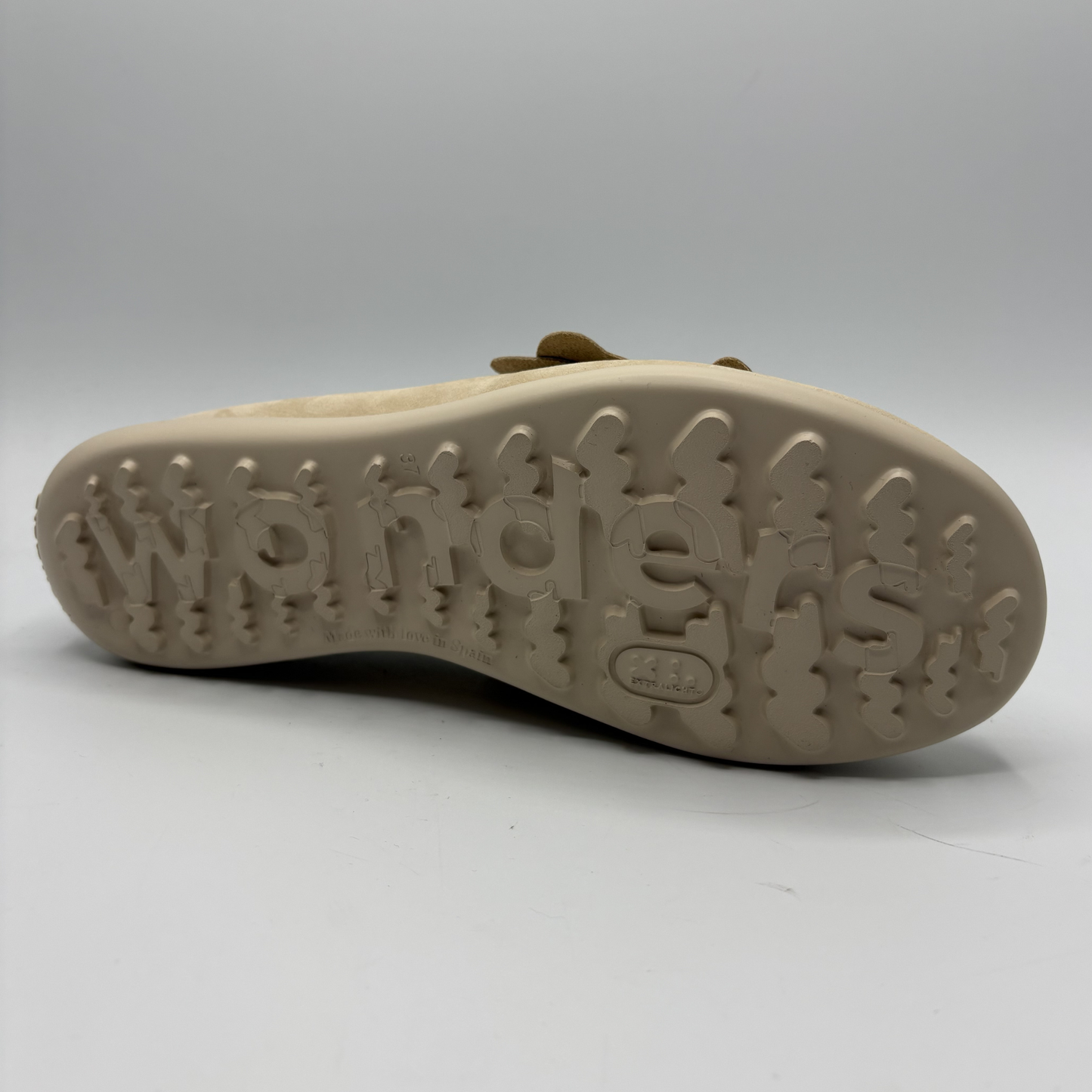 Beige shoe sole with 'Wonders' branding on a white background