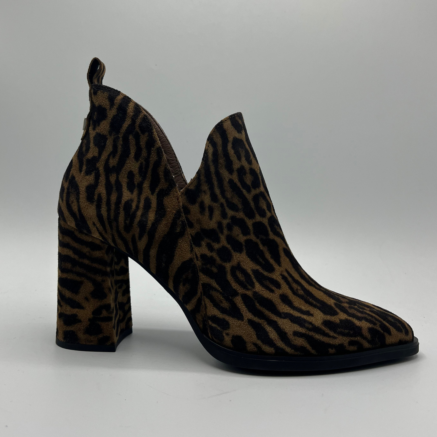 Leopard print high-heeled shoe on a grey background