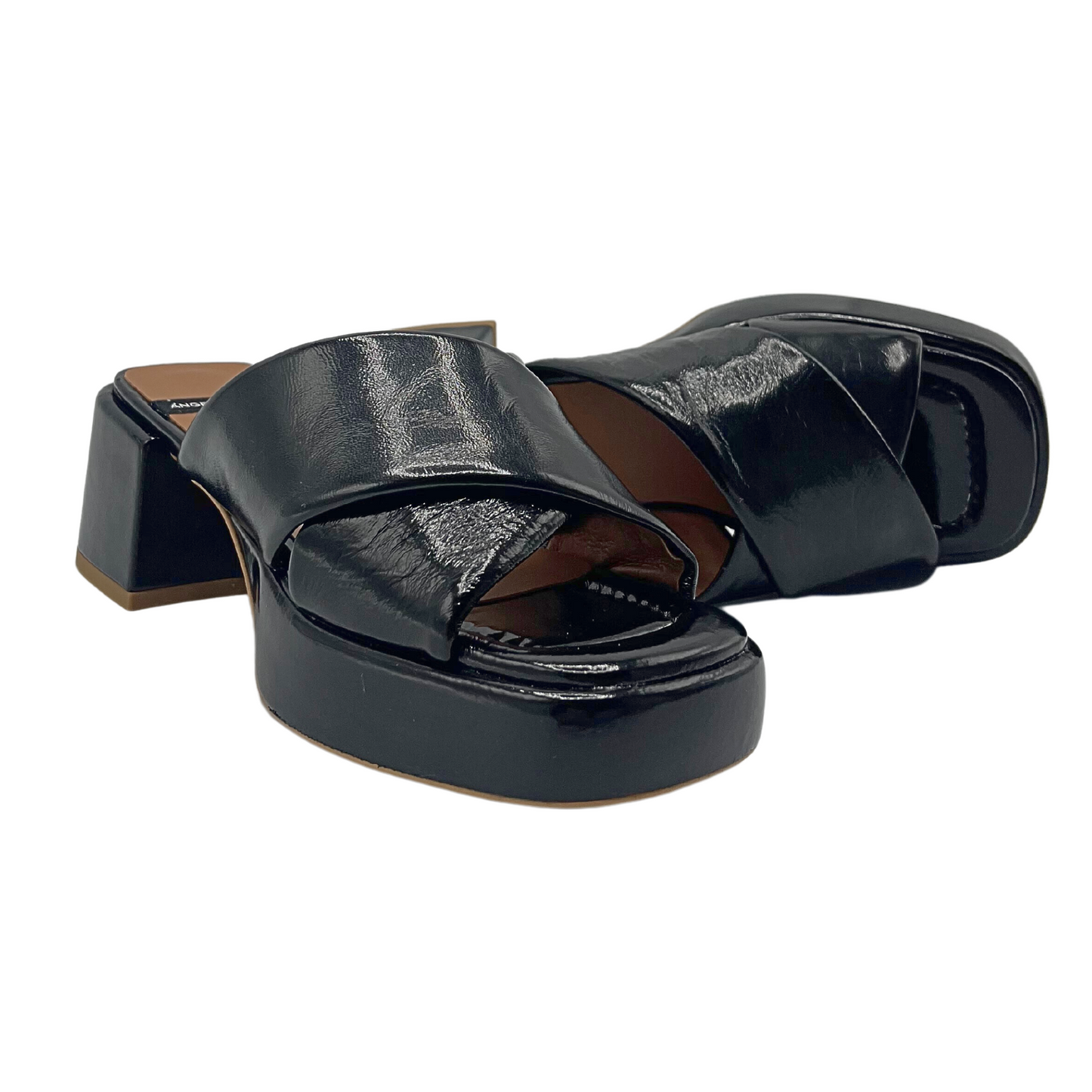 Angel Alarcon Muses mule in black patent leather. Platform sole with square block heel