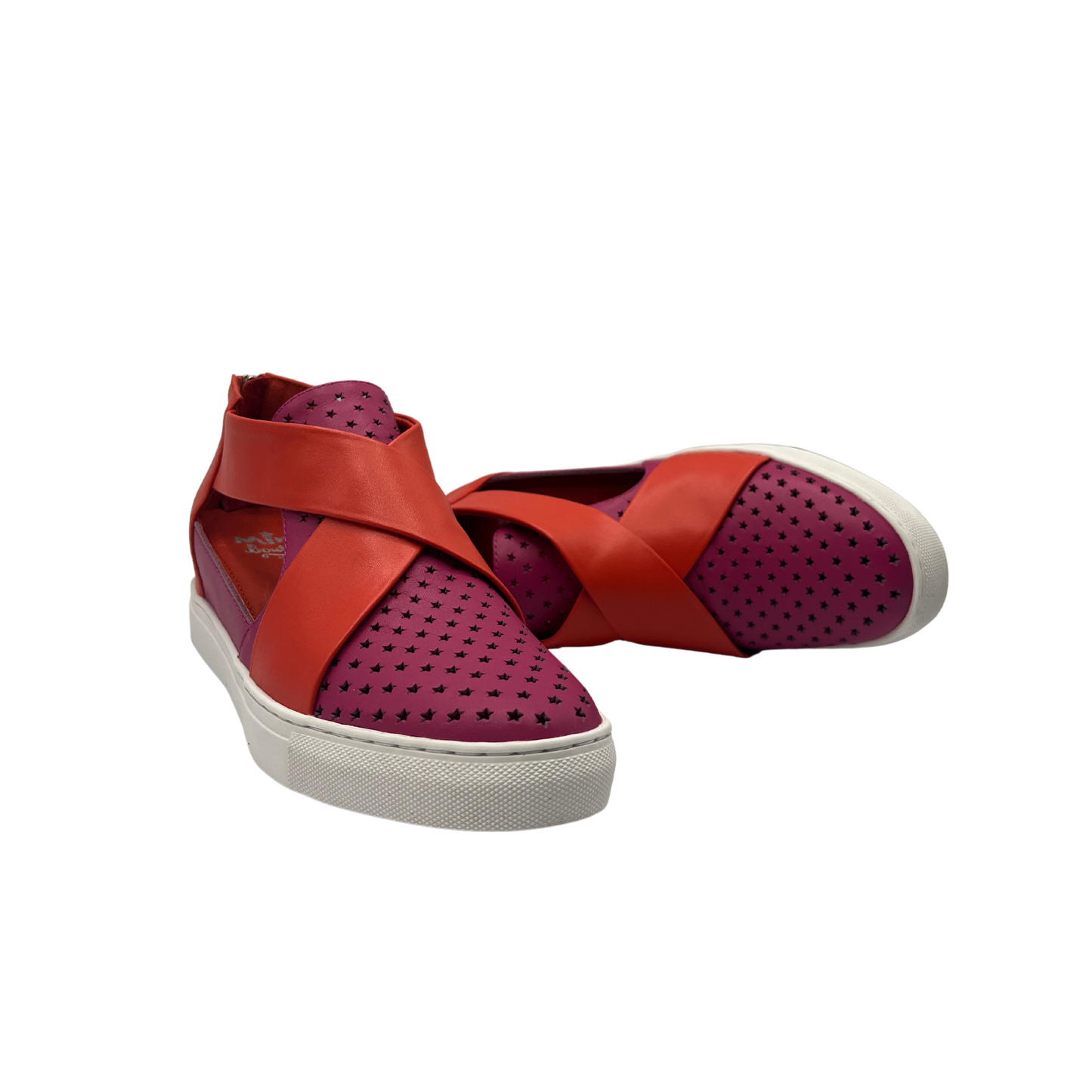 This pair of shoes is equipped with a mid-foot cross strap and zipper closure at the heel for easy access.