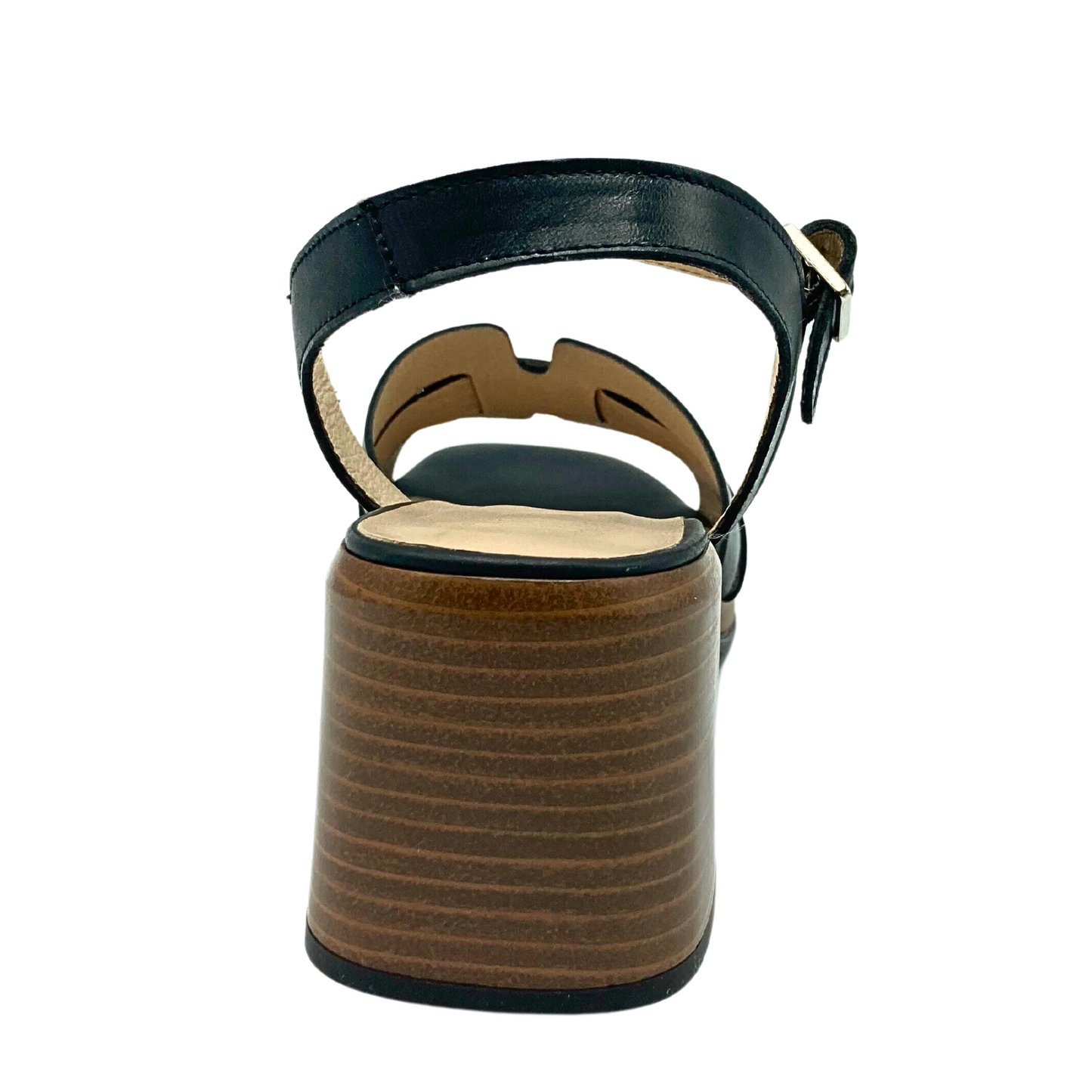 Rear view of the heel of the Wonders Ricco sandal. Medium height wood stacked heel