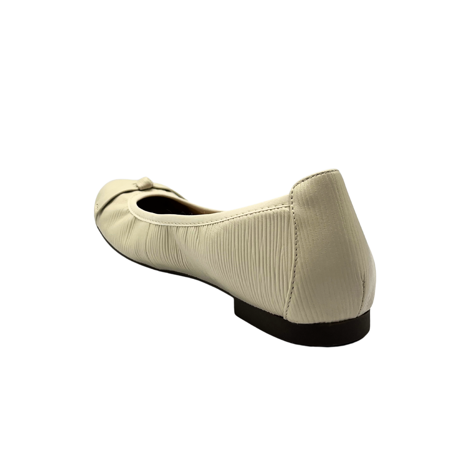 Angled rear view of teh Vionic Amorie ballet flat in a textured cream leather