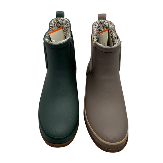 Top view of two short boots beside each other. One is toffee brown and the other is dark spruce. Both have a brown rubber outsole and elastic side gore