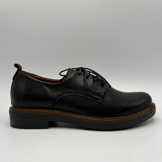 Right facing view of a black leather oxford with a lace up closure