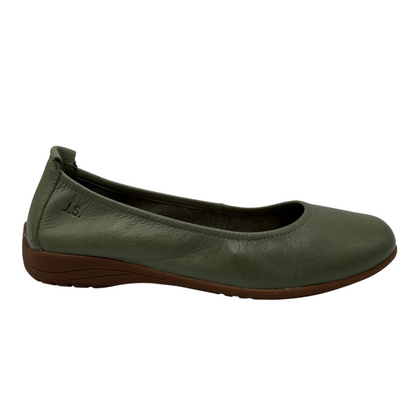 Right facing view of leather ballet flat with rubber outsole