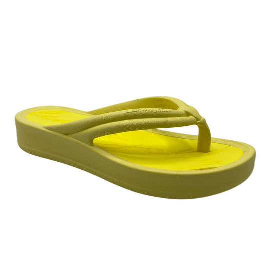 45 degree angled view of lemon yellow thong sandal with cushioned foam insole and platform sole