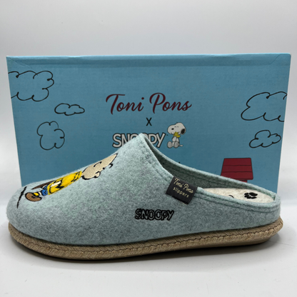 Blue slipper with Snoopy design and Toni Pons branding, against a blue background with Snoopy illustrations.