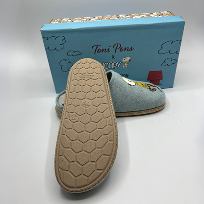 Blue slippers with a textured sole and Snoopy design, displayed in front of a blue box with 'Toni Pons' branding.