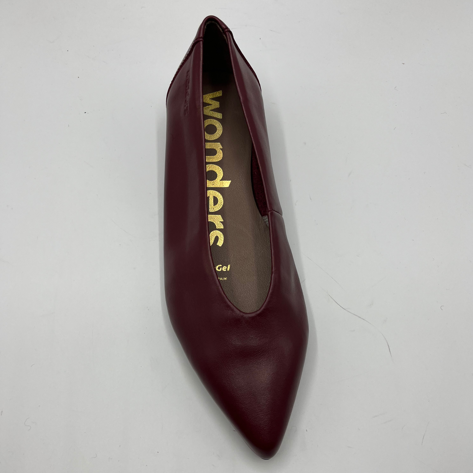 Maroon pointed-toe shoe with 'wonders' branding on a white background