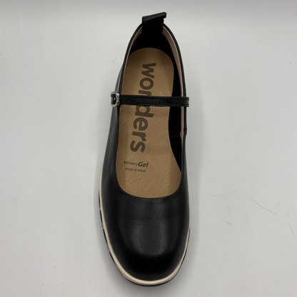 Black shoe with 'wonders' branding on a gray background