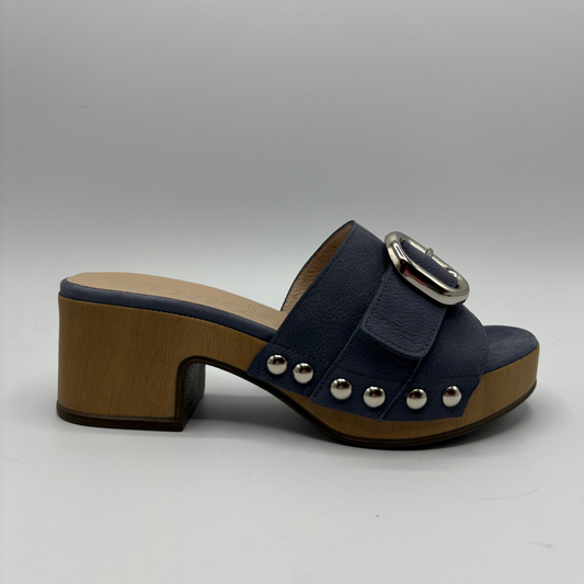 Navy blue sandal with wooden block heel on a gray background
