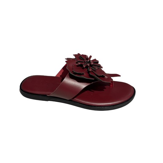 Bordo andal with a decorative flower on a white background