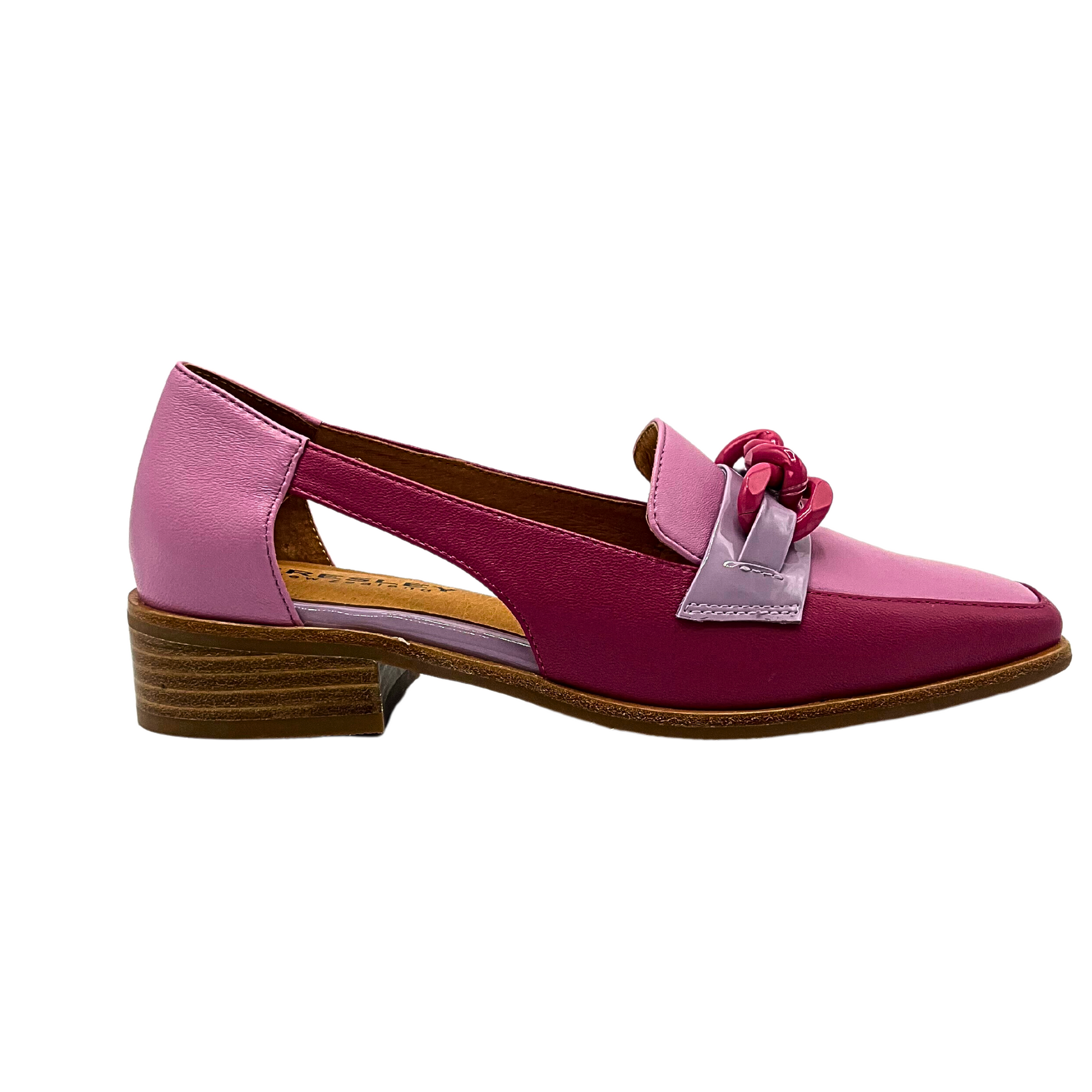 Adorable 2 tone loafer done in fuschia and pink with a silver band and chunky fuschia chain across top.