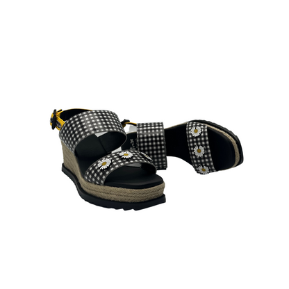  Featuring a distinctive rope design and equipped with a rubber sole.