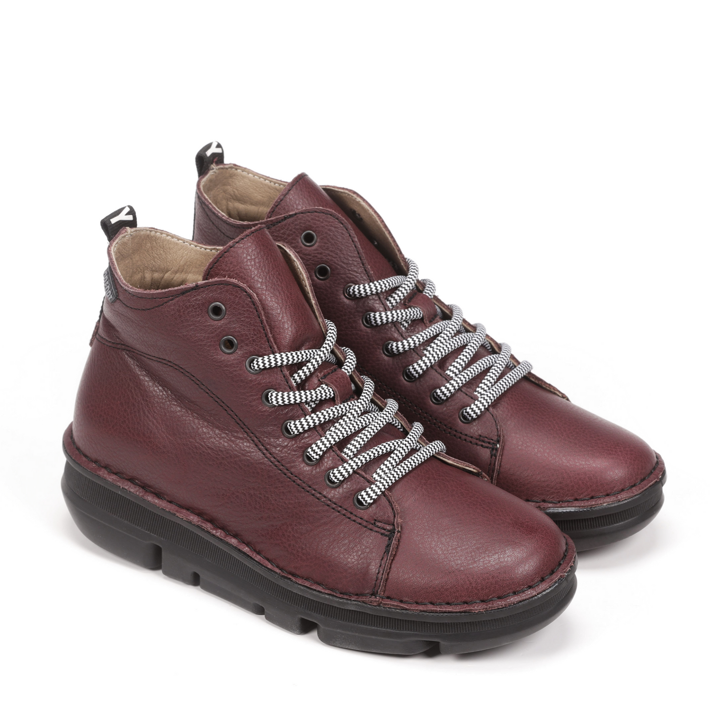 Front angled profile of a pair of On Foot Botin Boots in the colour Burdeos (Bordo).