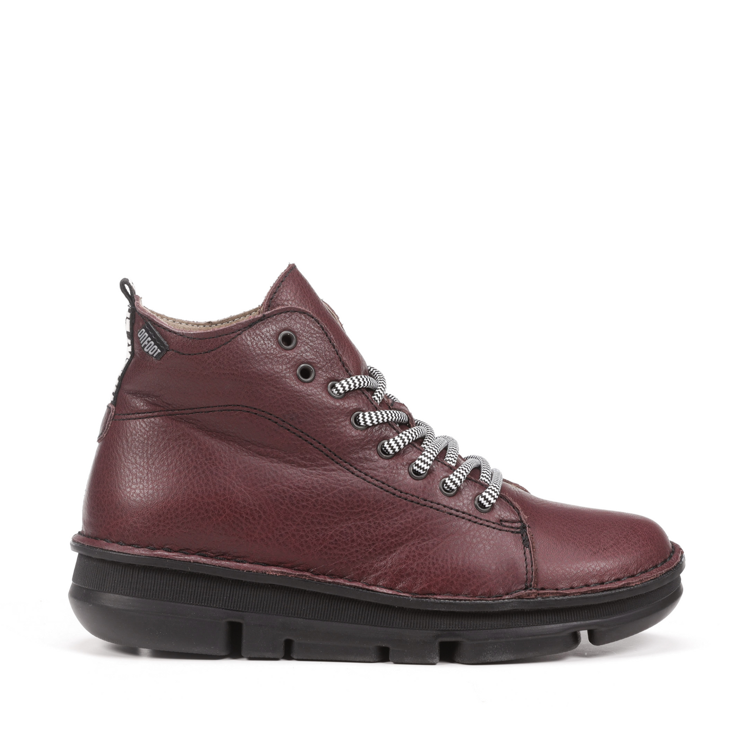 Side profile of the On Foot Botin Boot in the colour Burdeos (Bordo).