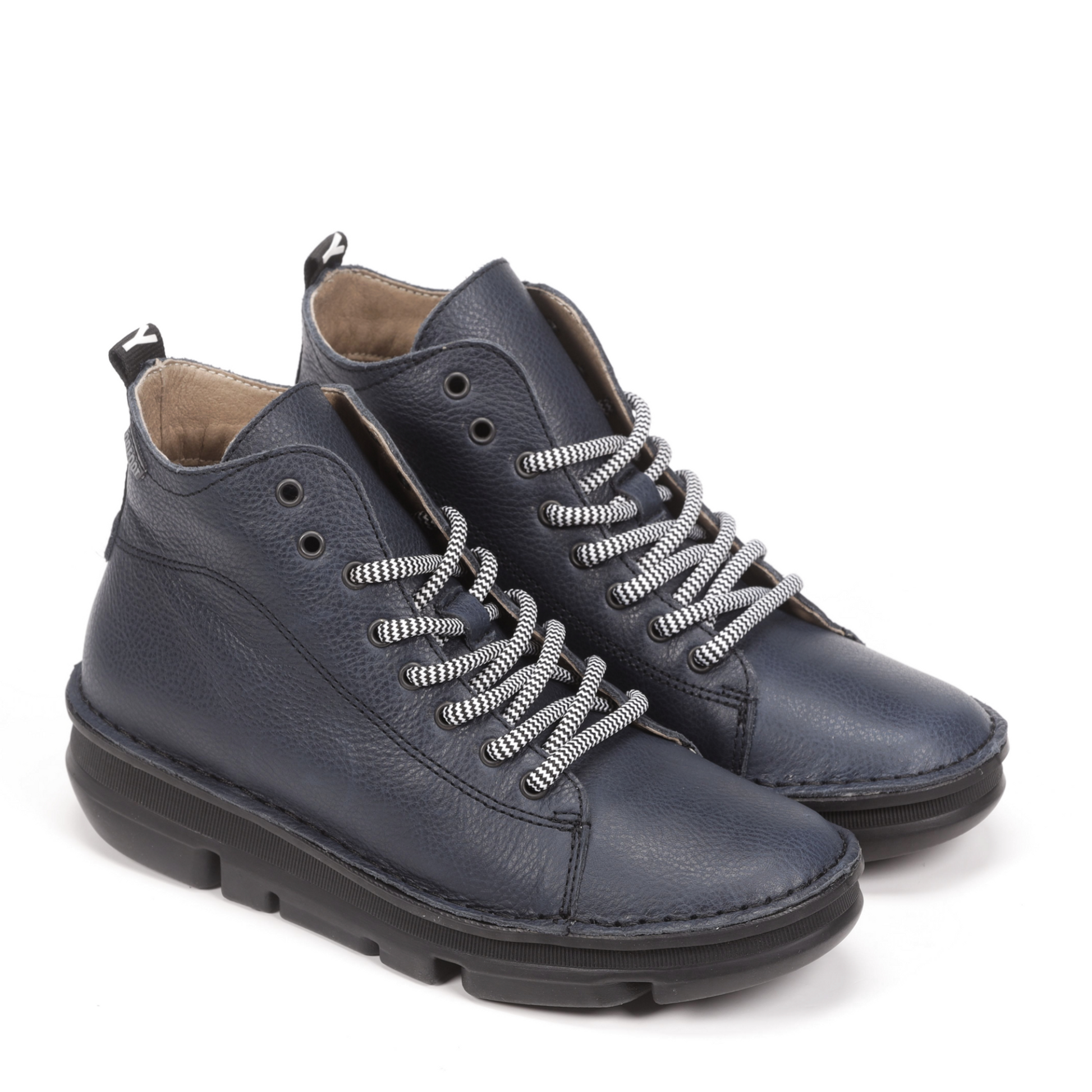 Front angled profile of a pair of On Foot Botin Boots in the colour Marino (Navy).