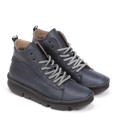 Front angled profile of a pair of On Foot Botin Boots in the colour Marino (Navy).