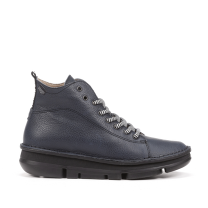 Side profile of the On Foot Botin Boot in the colour Marino (Navy).